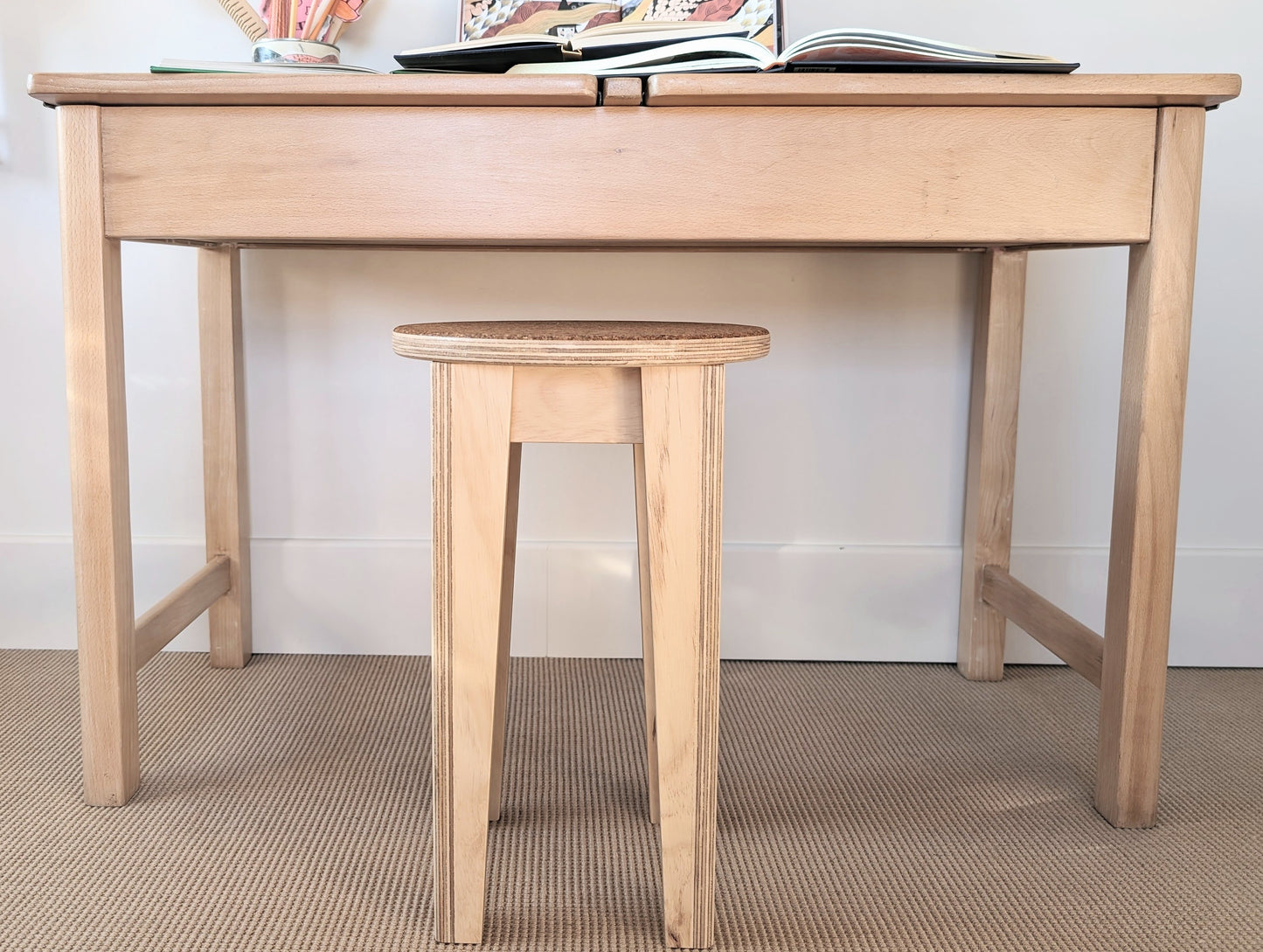 The stool in plywood